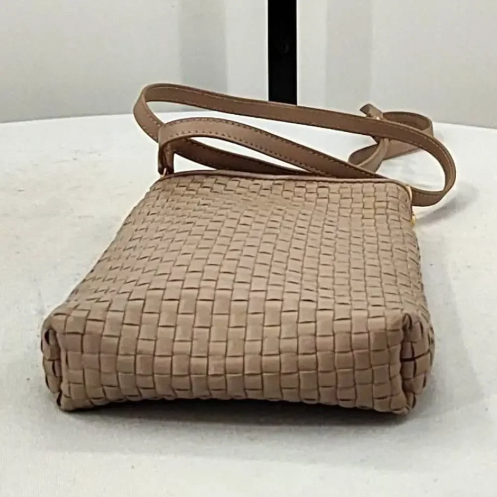 New! Quince Women's Italian Luxury Leather Handwoven Phone Crossbody Bag Taupe - Picture 2 of 3